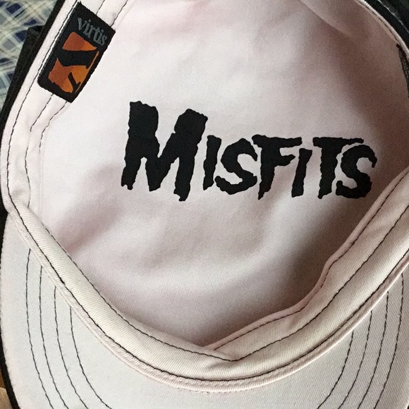 Hat with pink skull embroidery - Picture 5 of 5